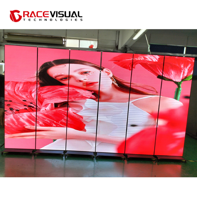 IP Serie P2.5 640x1920mm Indoor LED Poster Display en base de rueda Solución de pantalla flexible y versátil