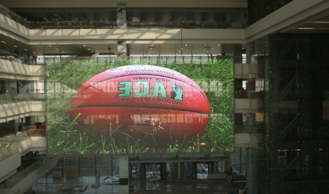 Display de malla de LED transparente y personalizable, ideal para aplicaciones fijas de interior y exterior